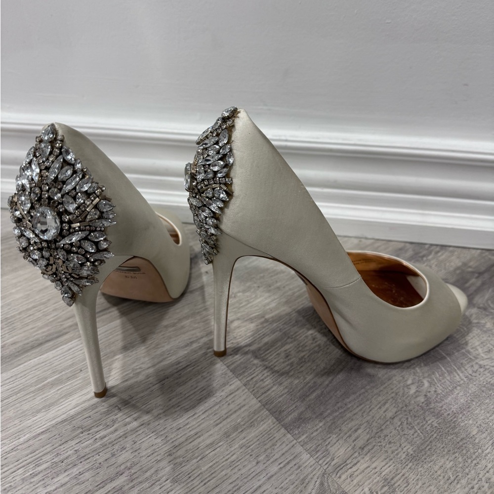 Badgley Mischka Kiara Embellished Ivory
Peep-toe Pump